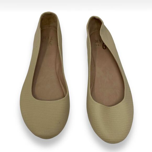MIX NO 6 Tan Gator Pattern Round Toe Flats - Picture 5 of 10
